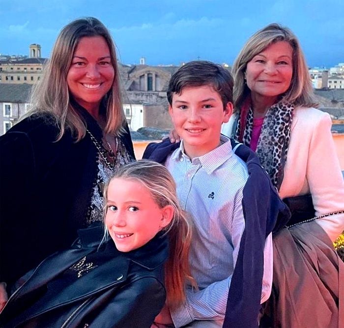 Caritina Goyanes con su madre y sus hijos