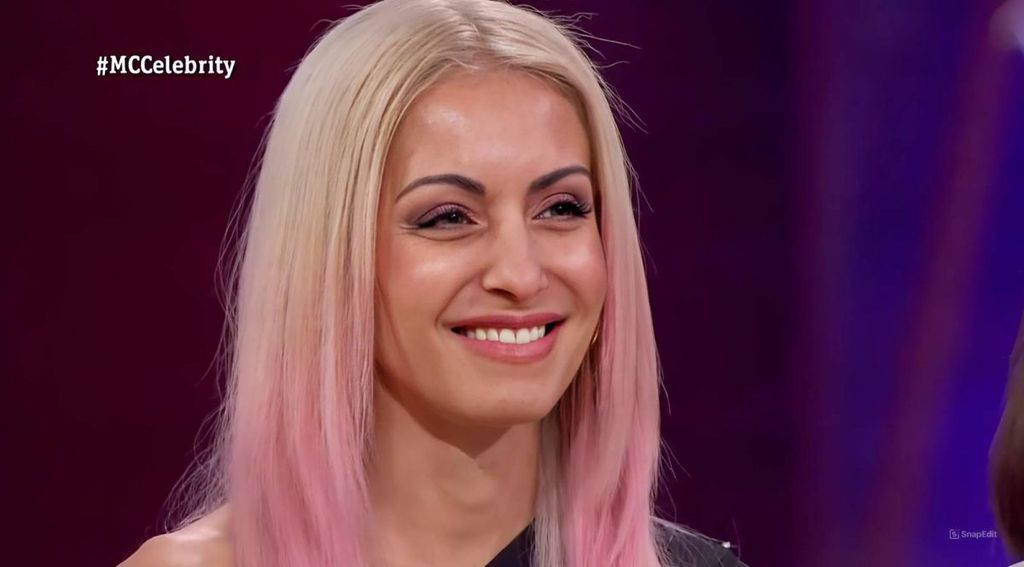 Primer plano de Hiba Abouk con mechas rosas en Mastercherf Celebrity 9
