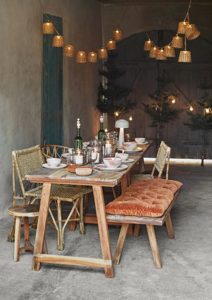 Comedor con guirnalda de fibra