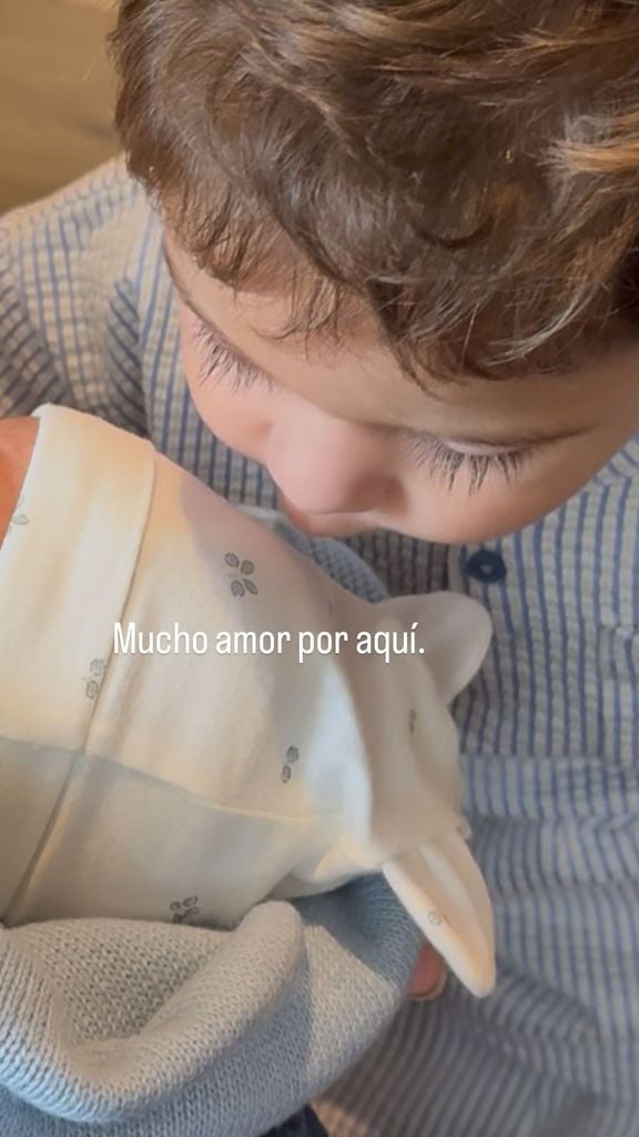 El primer hijo de Yuridia y Matías, Benicio, ua conoció a su nuevo hermanito