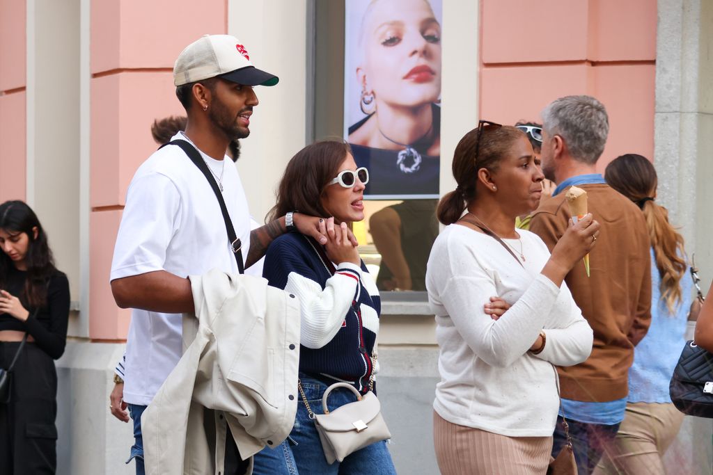 Yulen Pereira y Anabel Pantoja con la madre de él en Las Rozas Village de Madrid