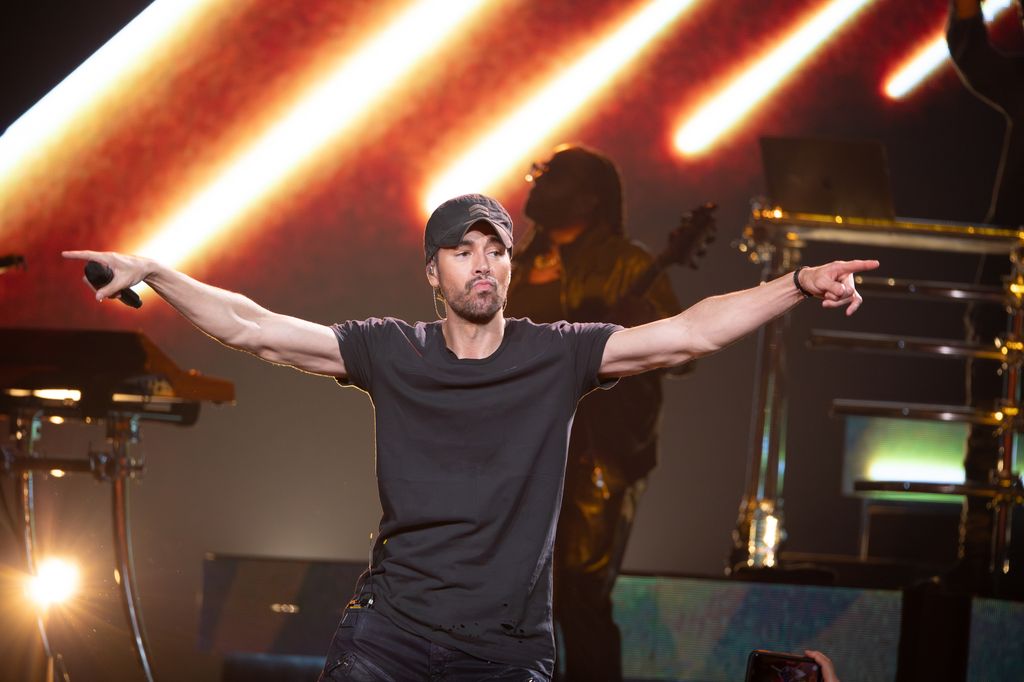 Plano medio de Enrique Iglesias en un concierto