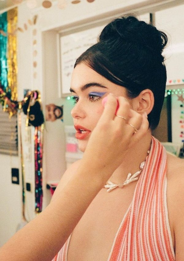 Barbie Ferreira durante una sesión de maquillaje en 'Euphoria'