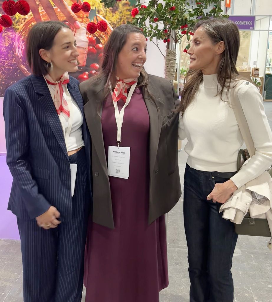 La reina Letizia visita el stand de Be Cherry Cosmética Natural en BioCultura el 6 de noviembre de 2025