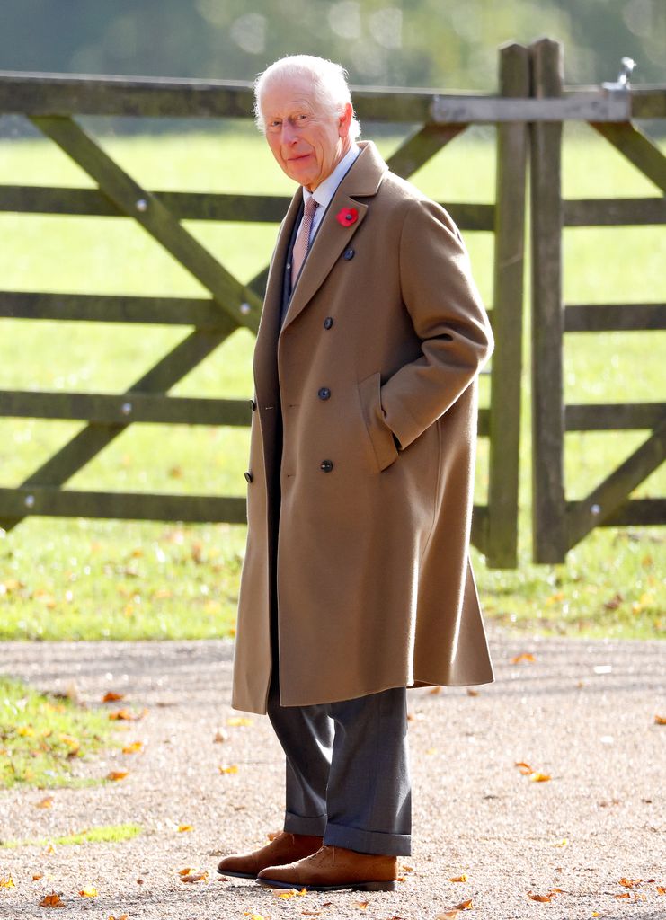 Plano entero del rey Carlos III en un evento en Sandringham 