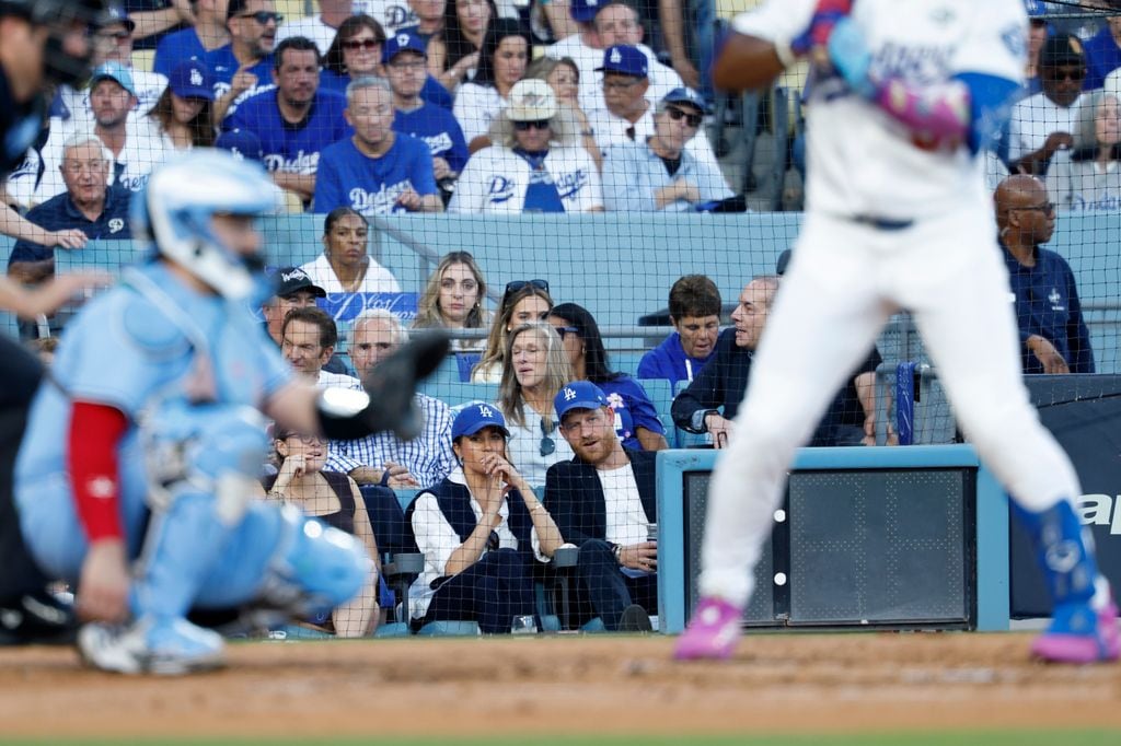 El príncipe Harry y Meghan Markle viendo el partido de la Serie Mundial de los Dodgers en Los Ángeles el 28 de octubre de 2025