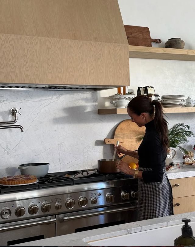 Meghan Markle en su nueva cocina