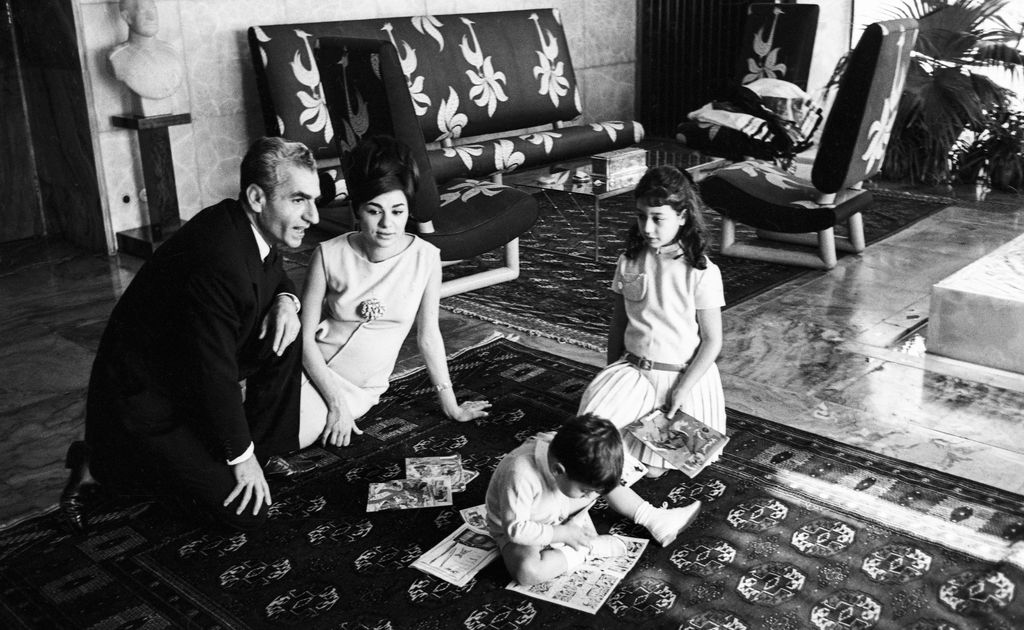 Farah y el Shah con sus hijos en palacio