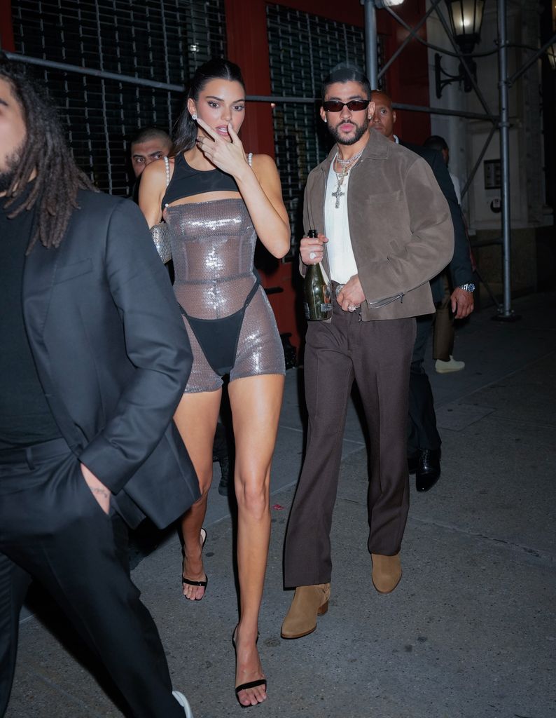 Kendall Jenner y Bad Bunny de camino a un afterparty en la MET Gala de 2023.