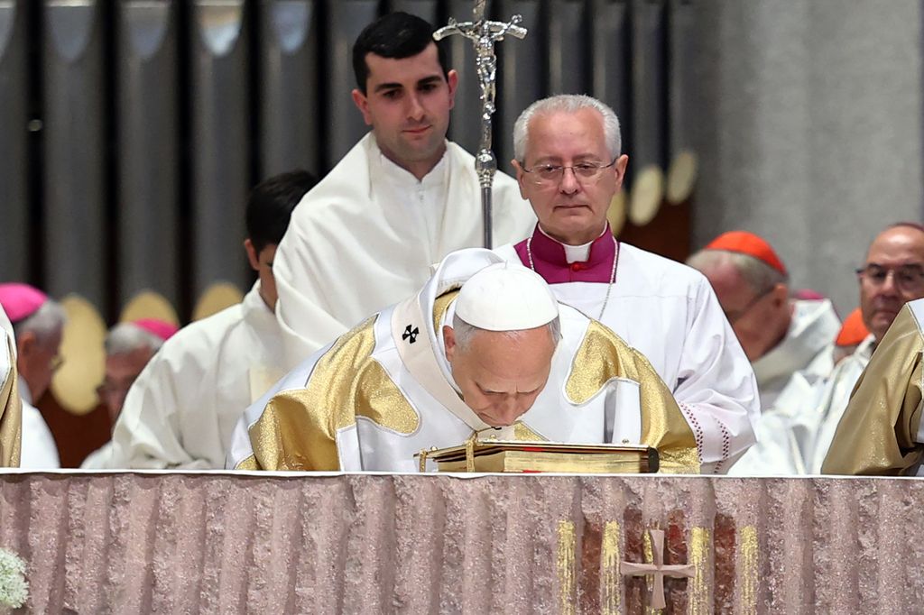 El Papa besa las Sagradas Escrituras