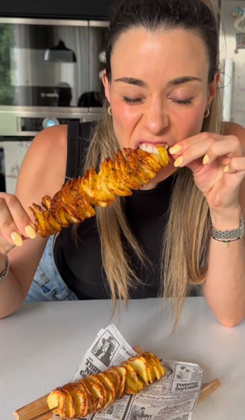 Crujientes, sencillas y muy vistosas, así son estas patatas con airfryer. 