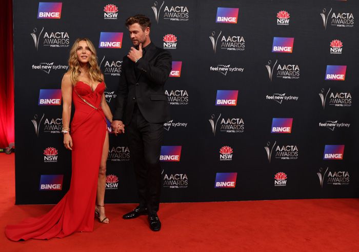 Chris Hemsworth mira a Elsa Pataky con amor