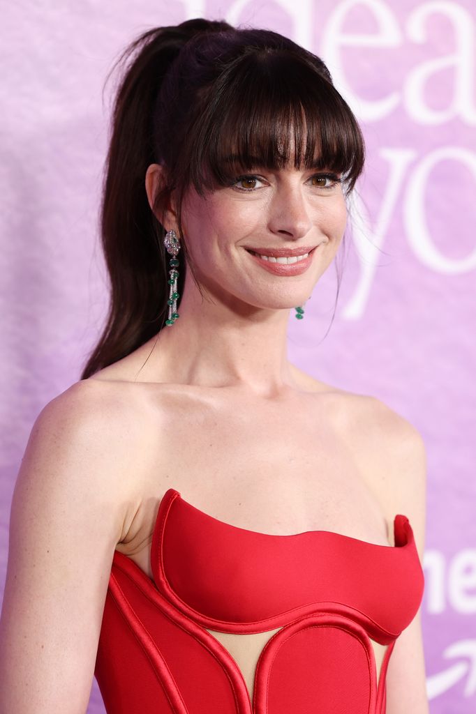 Anne Hathaway siempre apuesta por tonos cereza en sus labios y mejillas. 