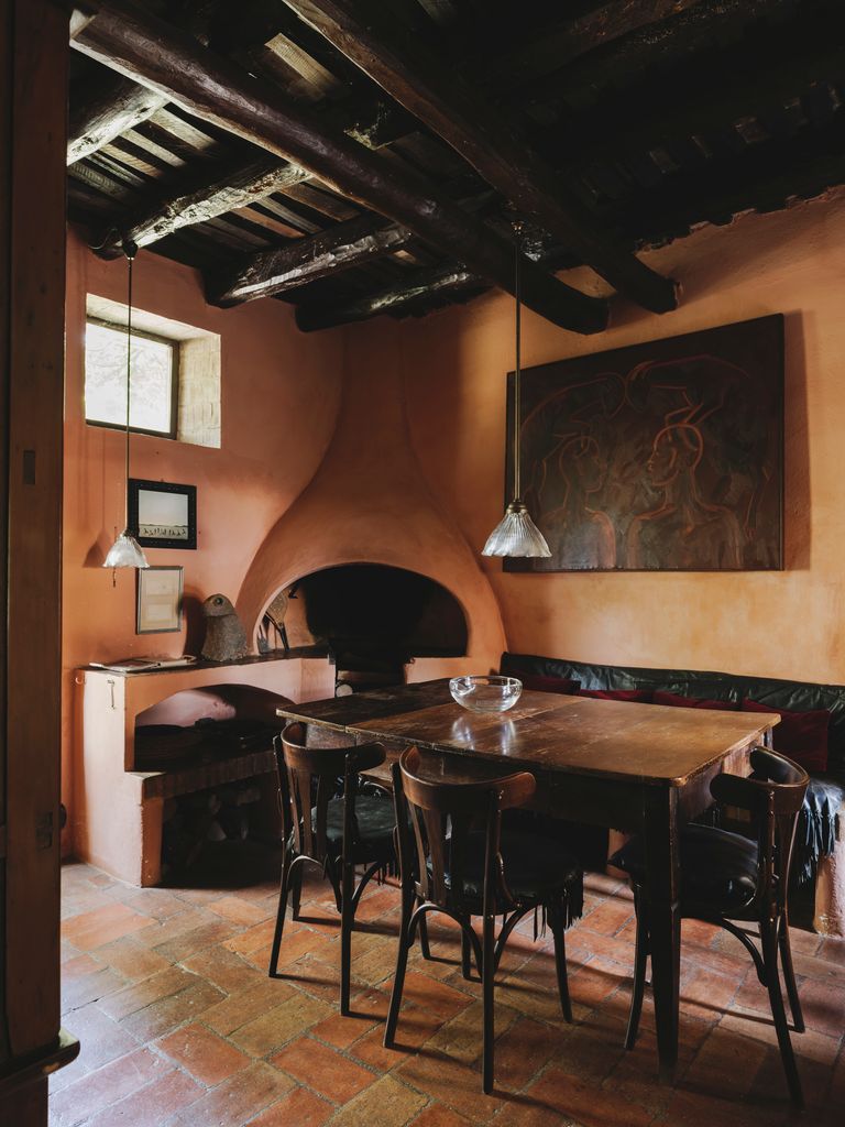 Casa Pequeña y la Sala Grande, ambas restauradas por Elsa Peretti y actualmente protegidas por la Fundación Nando y Elsa Peretti.