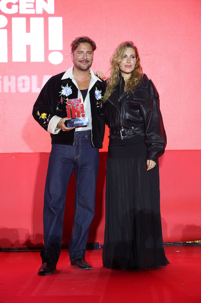 El cantante, con su mujer Almudena Navalón
