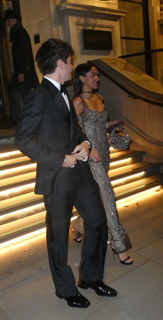 Charles Leclerc y su novia Alexandra Saint Mleux saliendo de la premiere