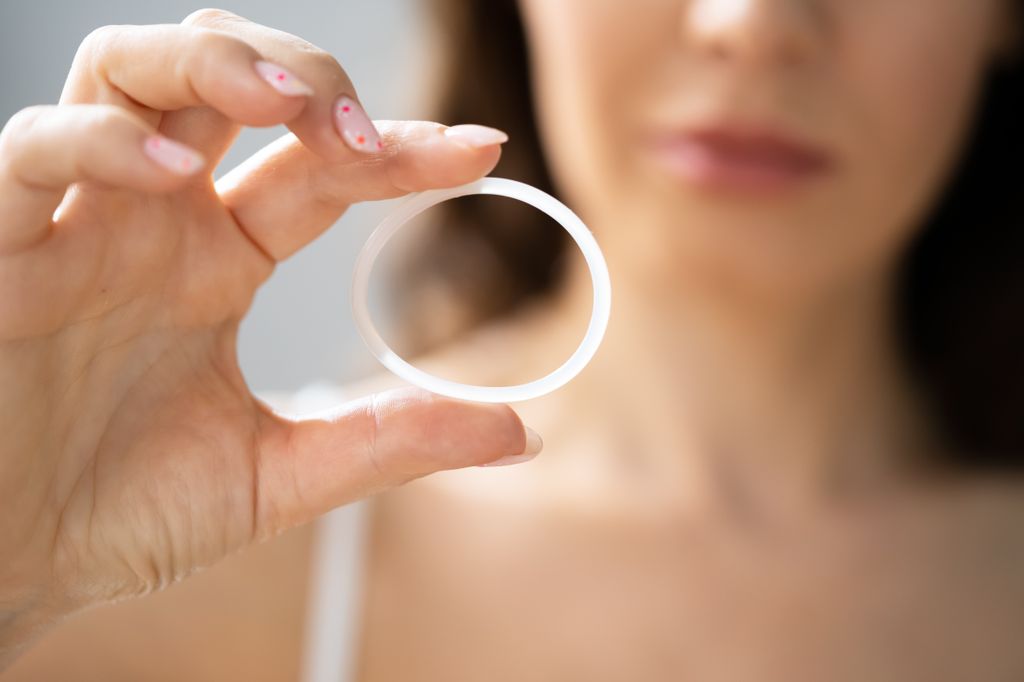 Mujer sosteniendo un anillo vaginal