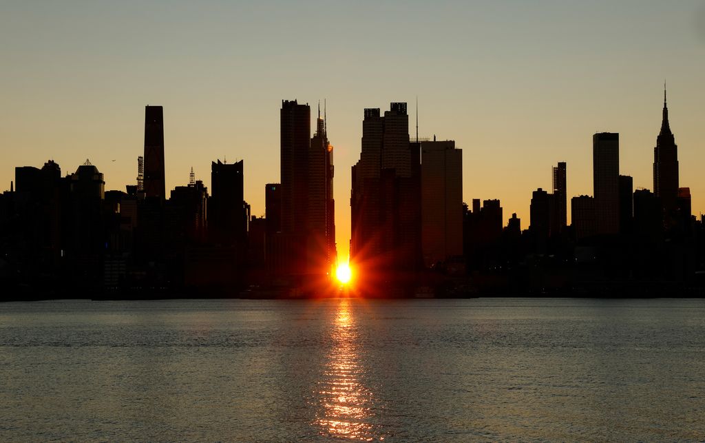 Durante apenas unos minutos, el sol se alinea perfectamente con las calles de Manhattan y convierte Nueva York en una ciudad bañada por la luz dorada 
