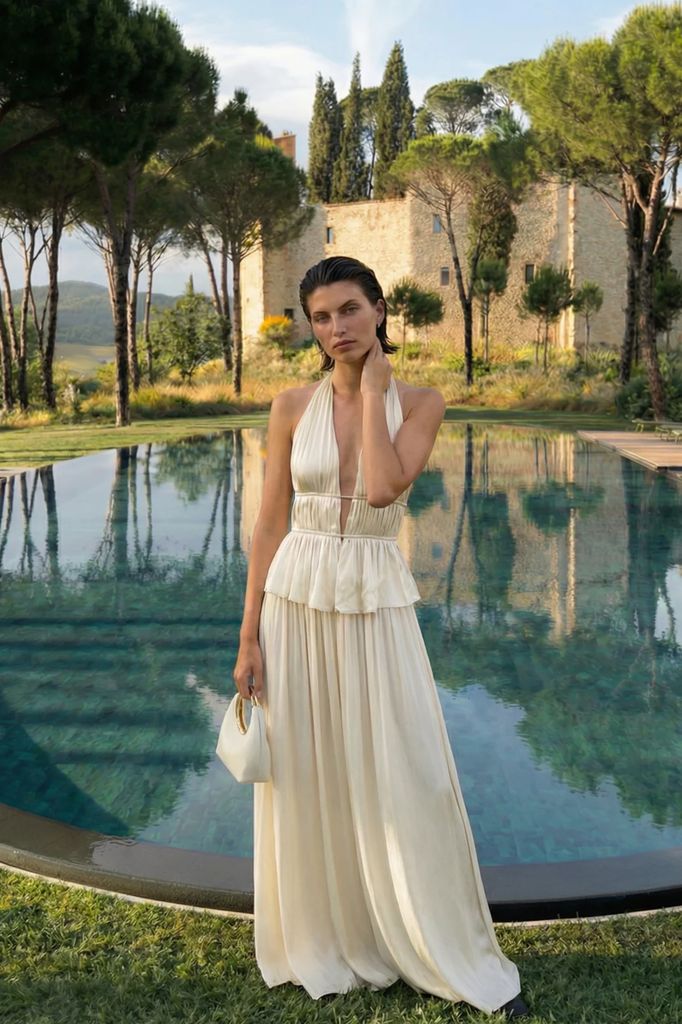 Look con conjunto blanco y peinado de melena midi wet hair
