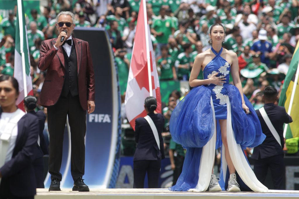 Andrea Bocelli y Ejae, durante la apertura del Mundial 2026