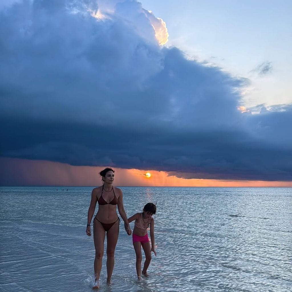 El carrusel de sus mejores momentos abrió con una foto de su hija Kailani, dando un paseo a la orilla del mar.