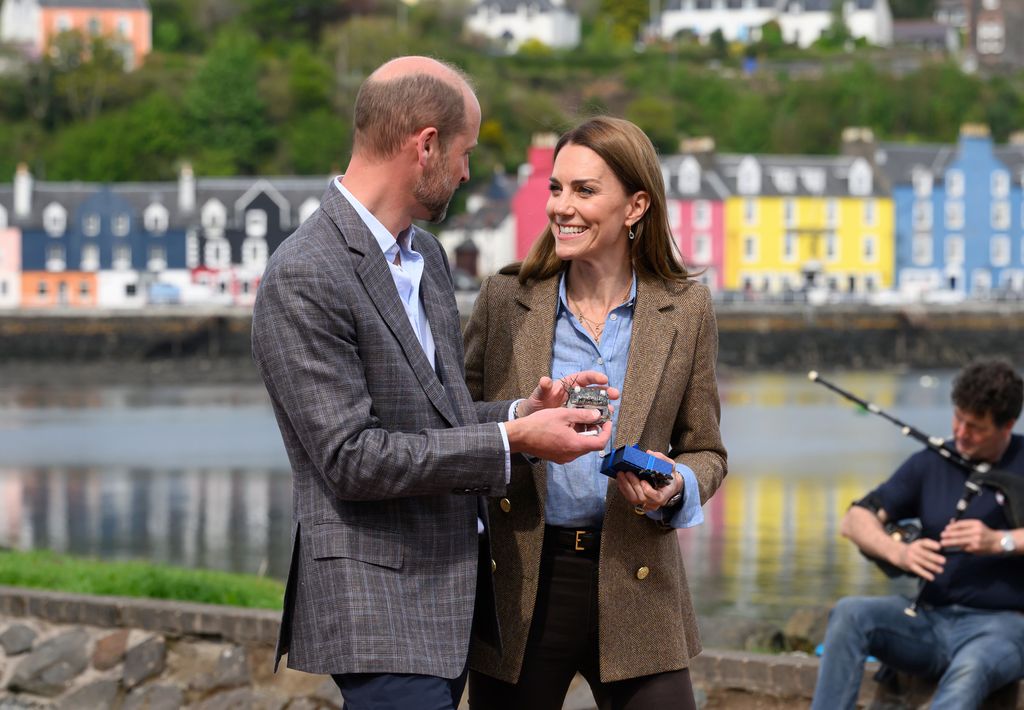 El príncipe William y la princesa Kate visitaron un mercado de artesanías en Tobermory, en la isla escocesa de Mull.