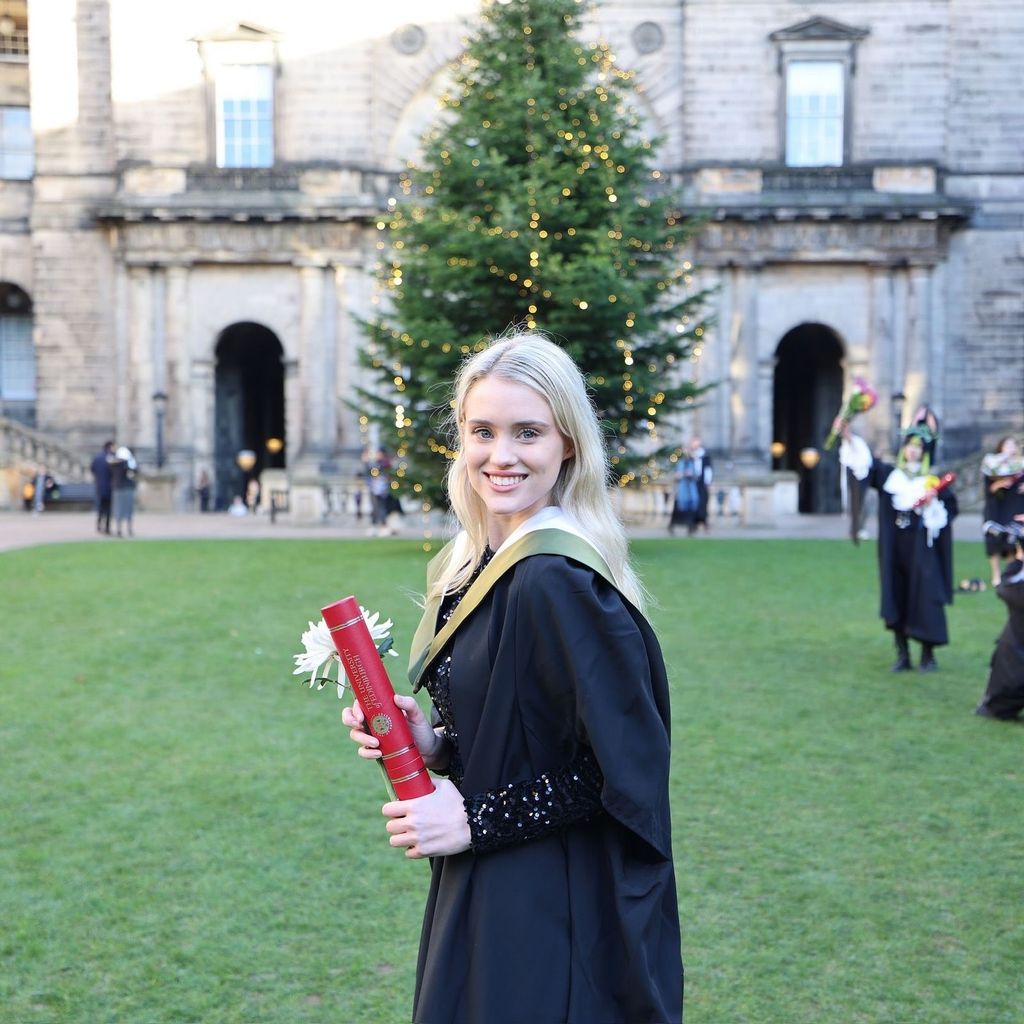 Thea tiene una maestría en Neuropsicología Cognitiva Humana en la Universidad de Edimburgo