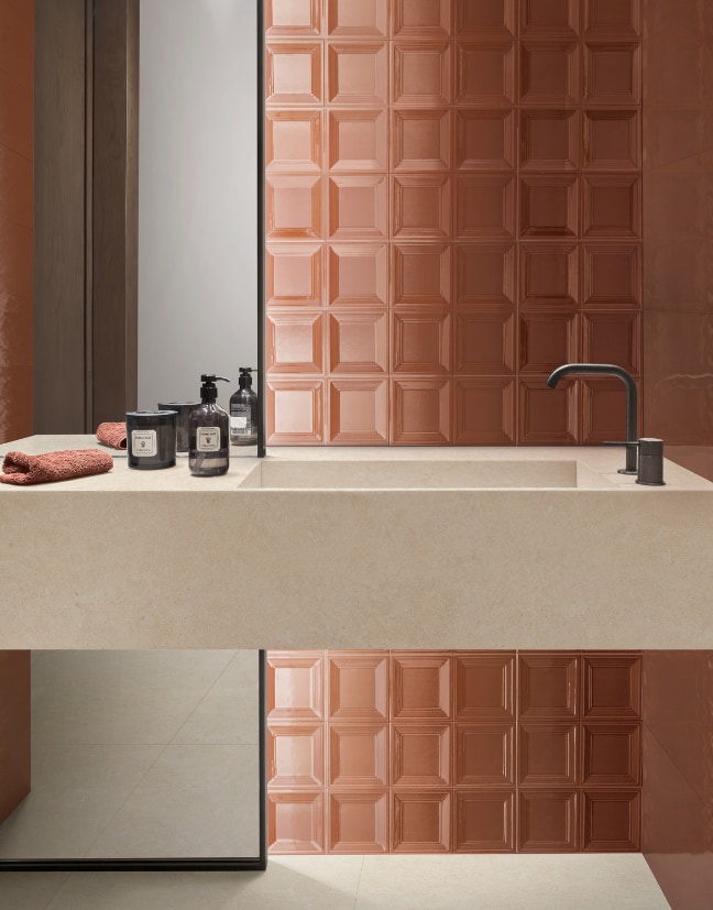 Baño con azulejos de color salmón