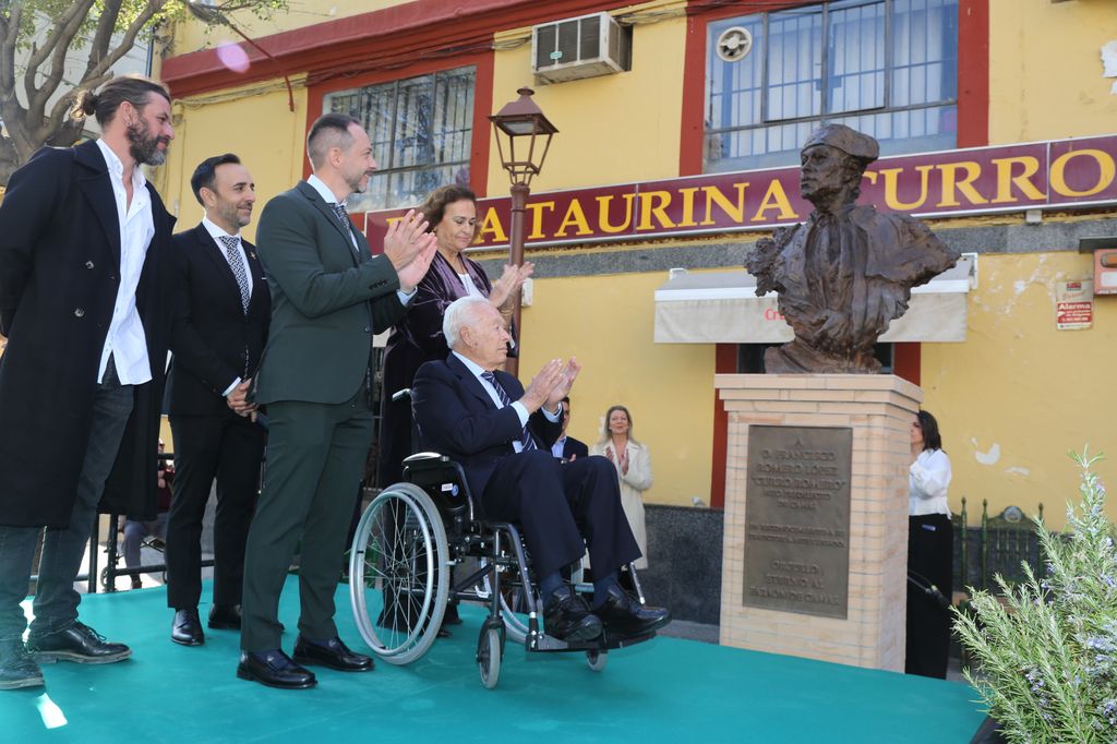 Curro Romero durante su homenaje e inauguración de busto, acompañado por Carmen Tello a 29 de Noviembre de 2025 en Camas (Sevilla, España).