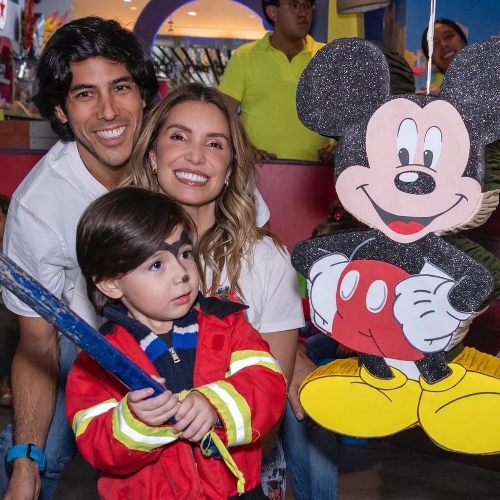 Andrea Escalona, Marco Estrada y su hijo Emilio.