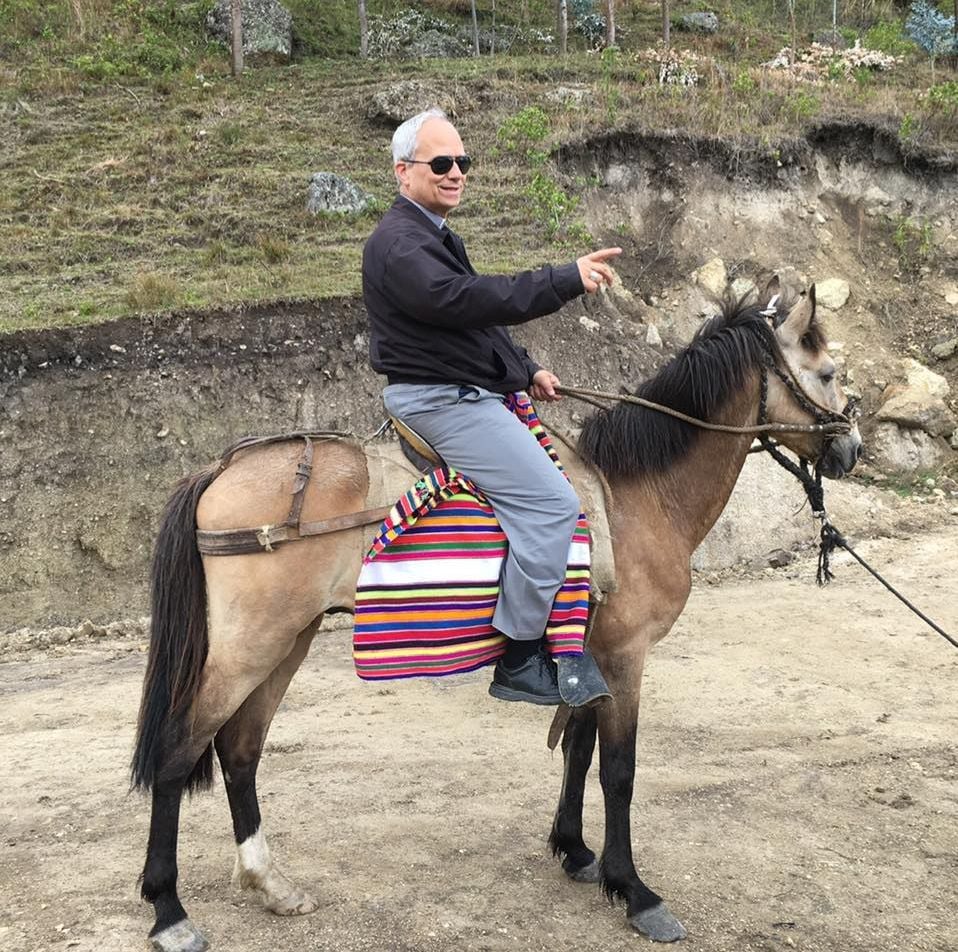 Robert Francis Prevost antes de convertirse en el papa León XIV en una foto que se ha hecho viral