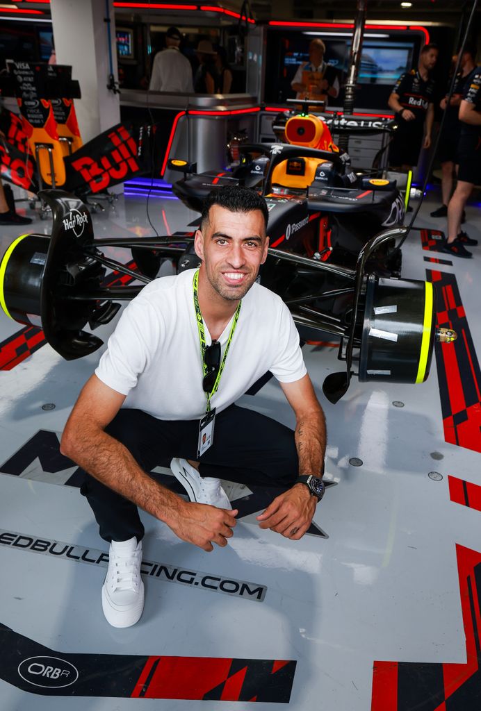 El futbolista español Sergio Busquets posa en el garaje de Oracle Red Bull Racing antes del inicio del Gran Premio de Miami