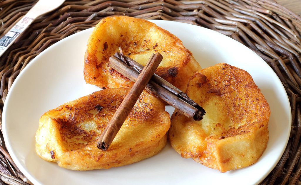 Para conseguir un acabado dorado y crujiente de las torrijas hechas en microondas, te aconsejamos espolvorearlas con azúcar y quemarlas con un soplete.