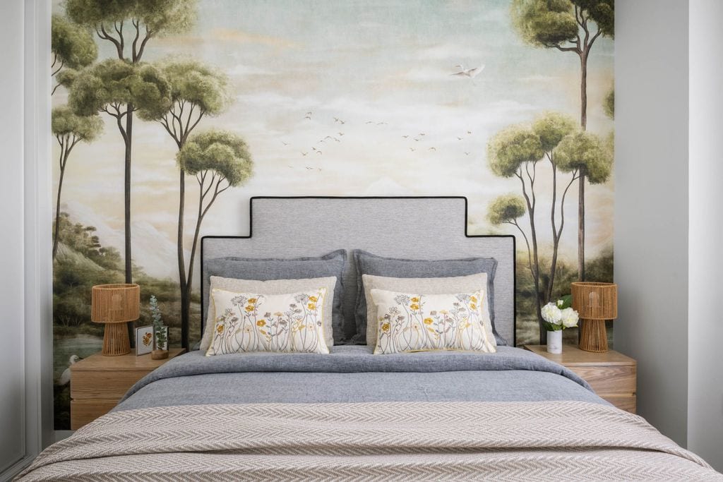 Dormitorio con mural en la pared del cabecero-