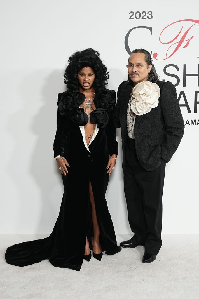 Willy Chavarria y Tokischa en los CFDA Fashion Awards 2023, marcando estilo con actitud única.