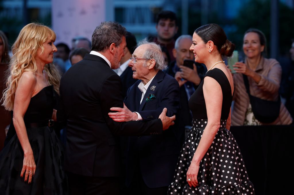 Cayetana Guillén Cuervo y Antonio Banderas saludando a Emilio Gutiérrez Caba