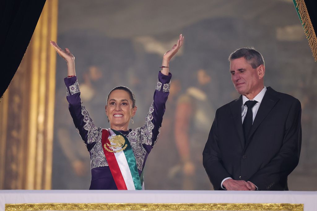 La presidenta de México junto a su esposo José María Tarriba, desde el balcón principal del Palacio Nacional.