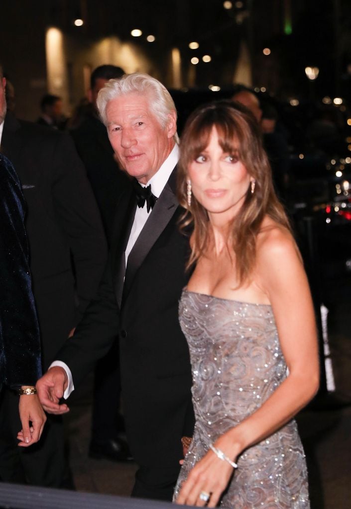Richard Gere y Alejandra Silva en el desfile de Armani 2025