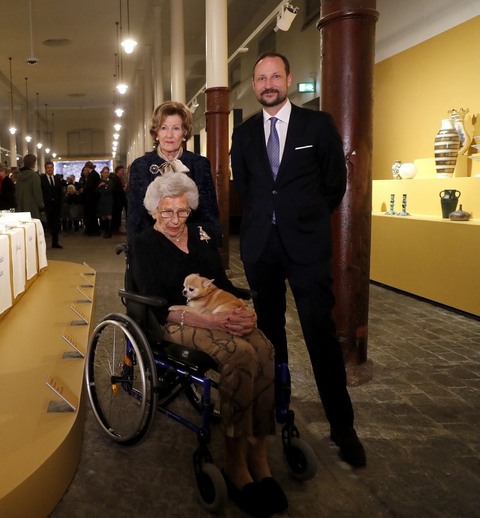 La princesa Astrid junto a su cuñada, Sonia, y su sobrino Haakon, en un acto en febrero de 2025.