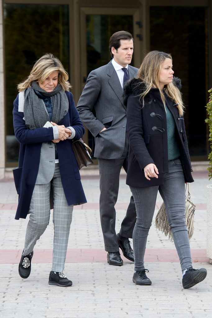 Plano entero de Cari Lapique y Carla Goyanes con Jorge Benguria en un entierro