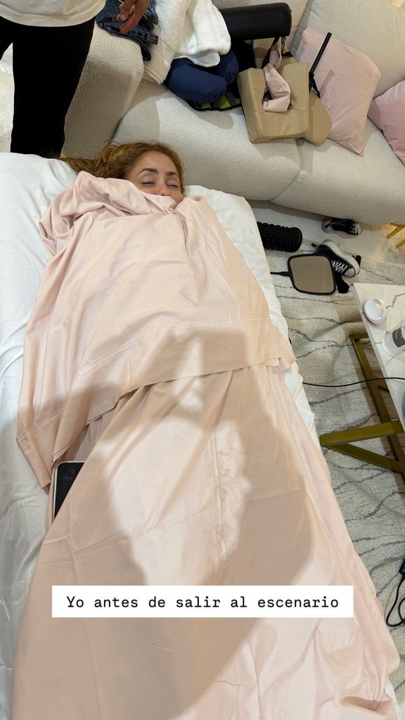 Shakira compartió el lado no tan glamuroso de su carrera; así luce momentos antes de entrar al escenario.