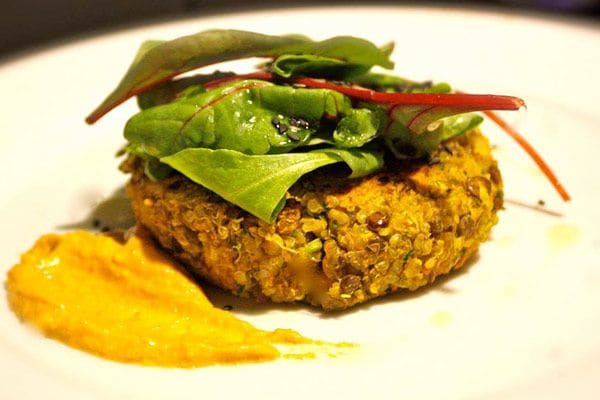 Deliciosa y creativa cocina en el centro de Barcelona (restaurante 'Gat Blau'), como esta hamburguesa de quinoa, lentejas y zanahoria. Todo el producto es ecológico.
