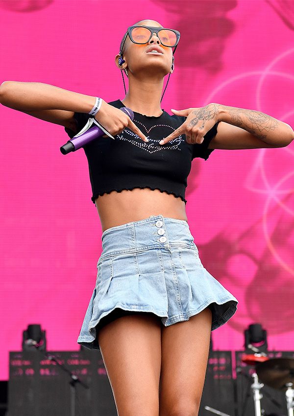 Willow Smith cybercore rapada crop top minifalda concierto Audacy Beach Festival