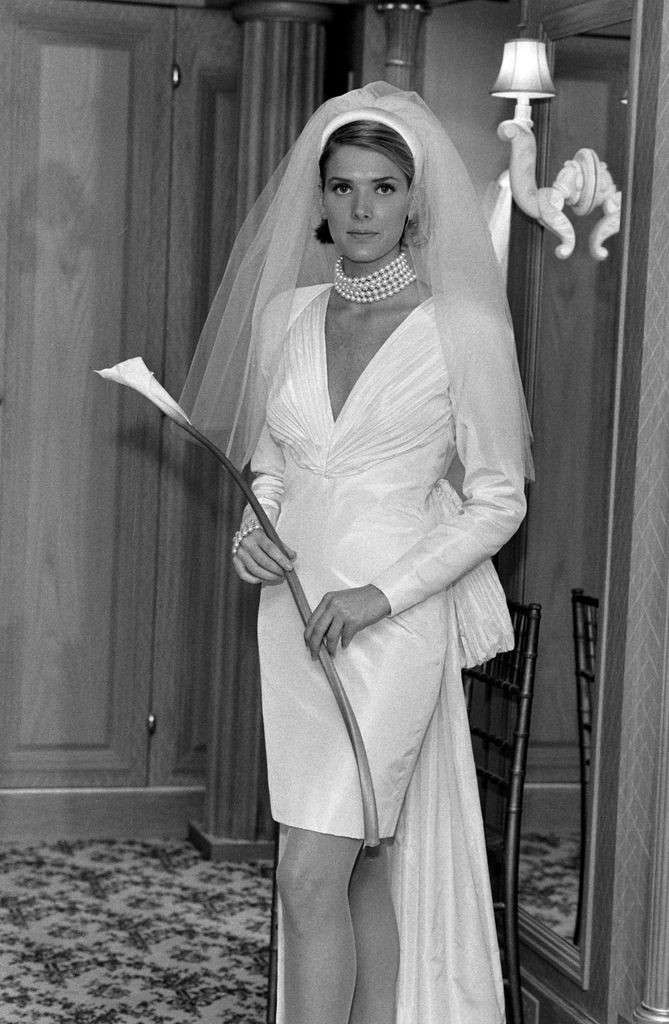 Una modelo posa en la apertura de Vera Wang Bridal House (1990)