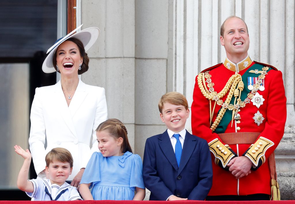 Los Príncipes de Gales junto a sus hijos