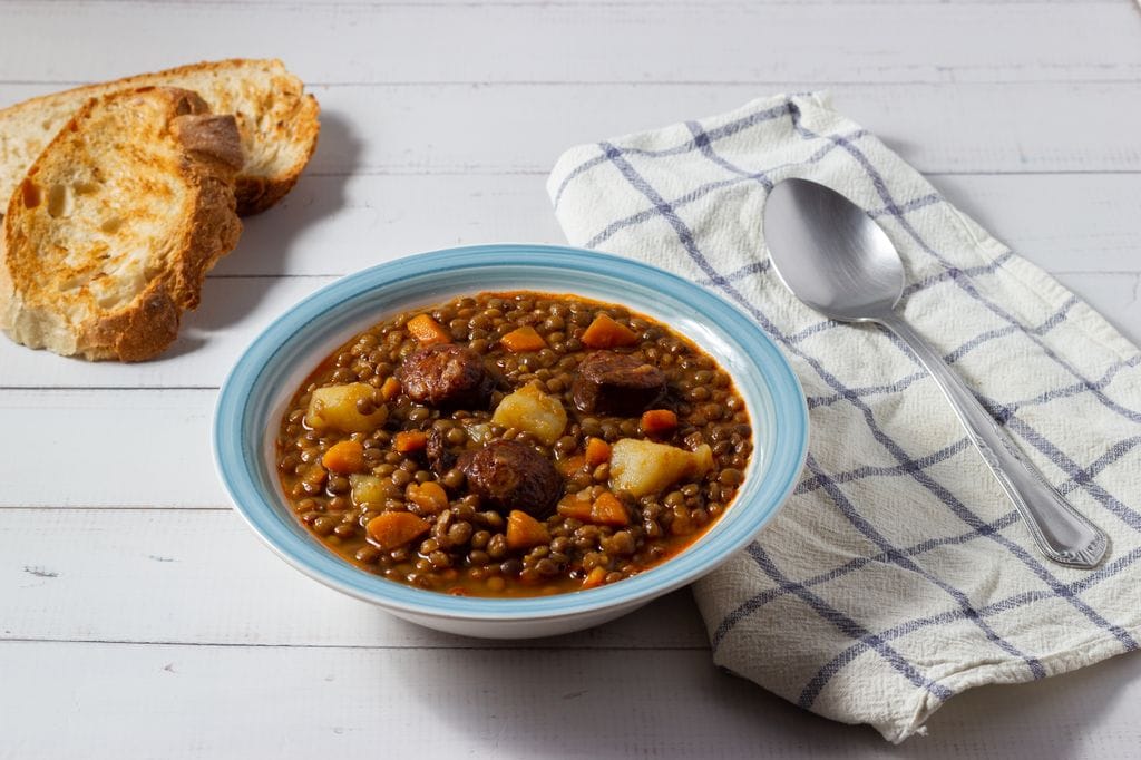 La mejor variedad para hacer este plato es la lenteja pardina, al ser pequeña tarda menos en cocerse.