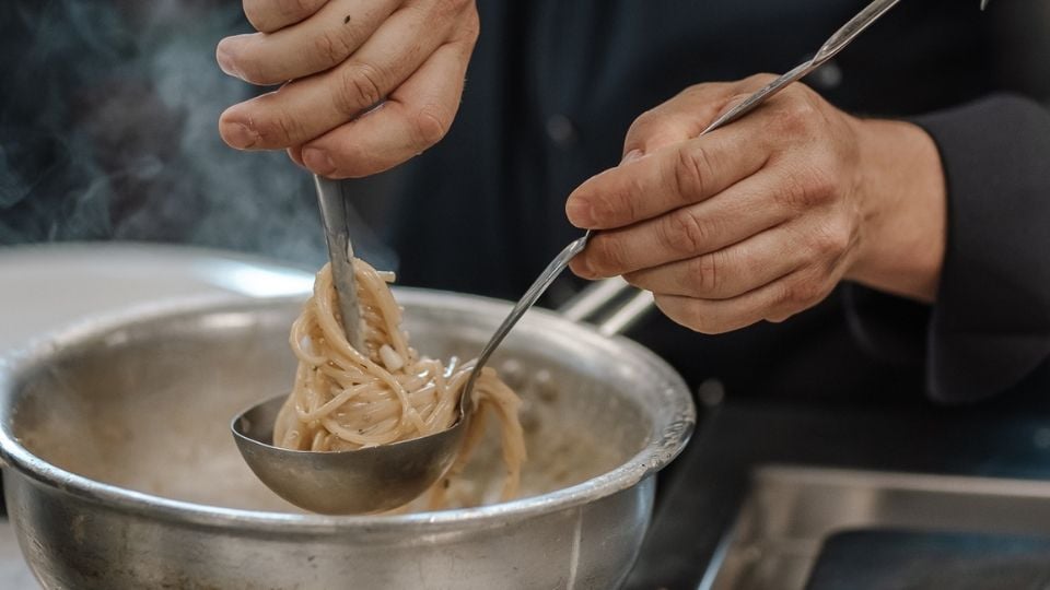 Jordi Cruz preparando un plato de pasta