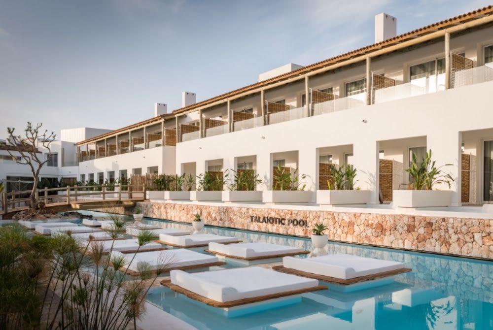 Lago Resort Menorca ofrece una experiencia de lujo vibrante para adultos que buscan buen ambiente, diseño y gastronomía.