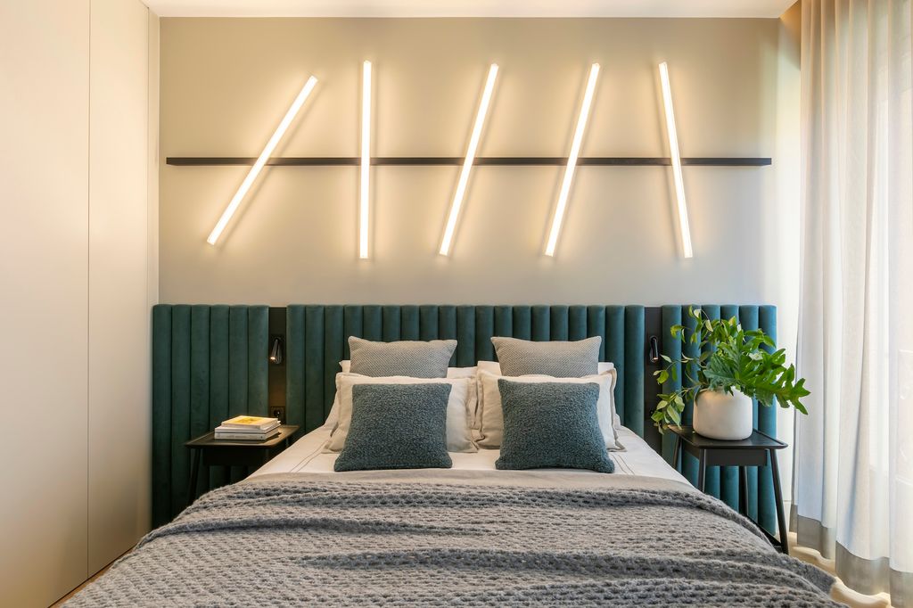 Dormitorio con lámpara de pared.  