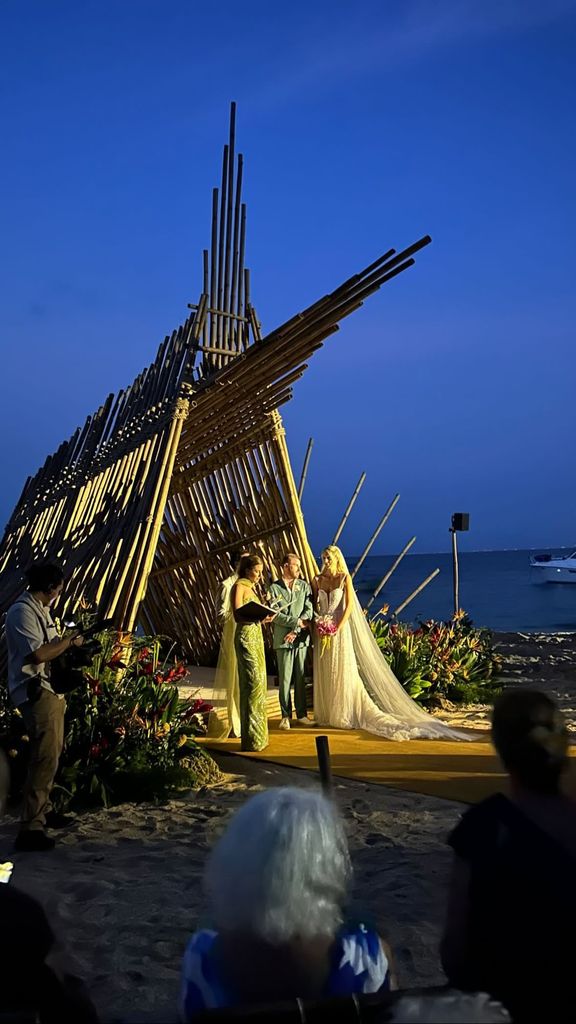 Isabelle Junot, la invitada mejor vestida en una exclusiva boda en una playa secreta de México con su vestido reversible